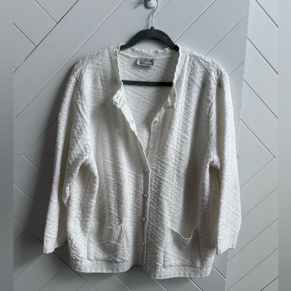 D’allairds Sweaters - Women's vintage white D'Allaird's cable-knit cardigan sweater size L